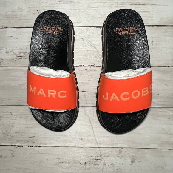 MARC JACOBS Dragon Fire 'The Slide' Logo Print Ridged Flat Sandals Slides Shoes - Picture 2 of 9